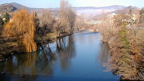 ARCHIVO - El río Ter a su paso por la población de Sant Quirze de Besora, Cataluña (España)