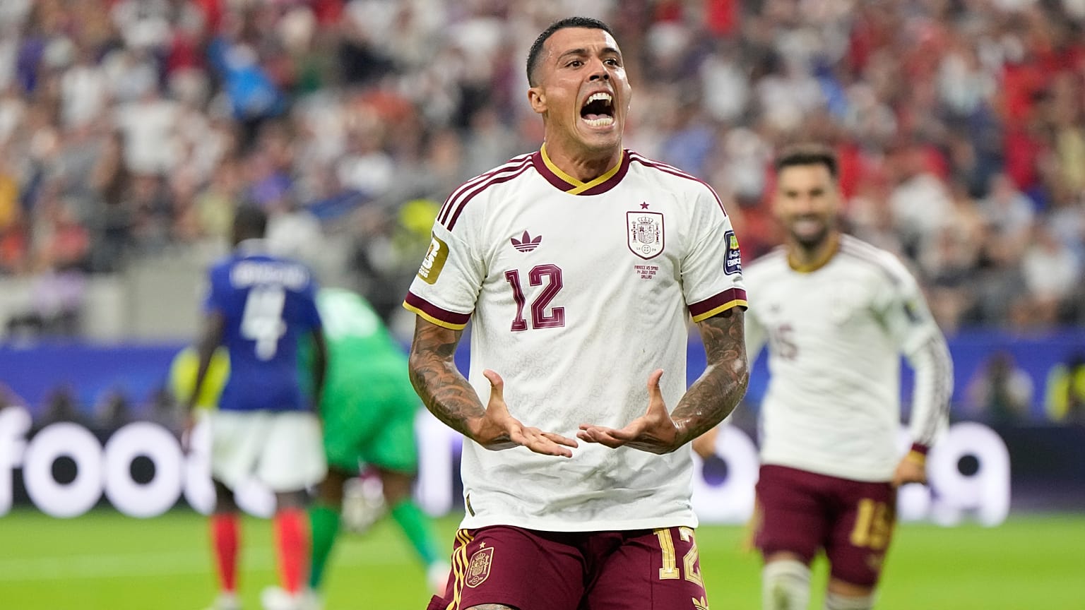 Pedro Porro célèbre son but, le deuxième de l’Espagne face à la France en demi-finale de la Coupe du monde, à Arlington, le 14 juillet 2026.