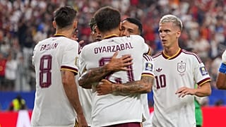 Mikel Oyarzabal, félicité par ses coéquipiers après avoir ouvert le score sur penalty face à la France en demi-finale de la Coupe du monde, à Arlington (Texas), le 14 juillet