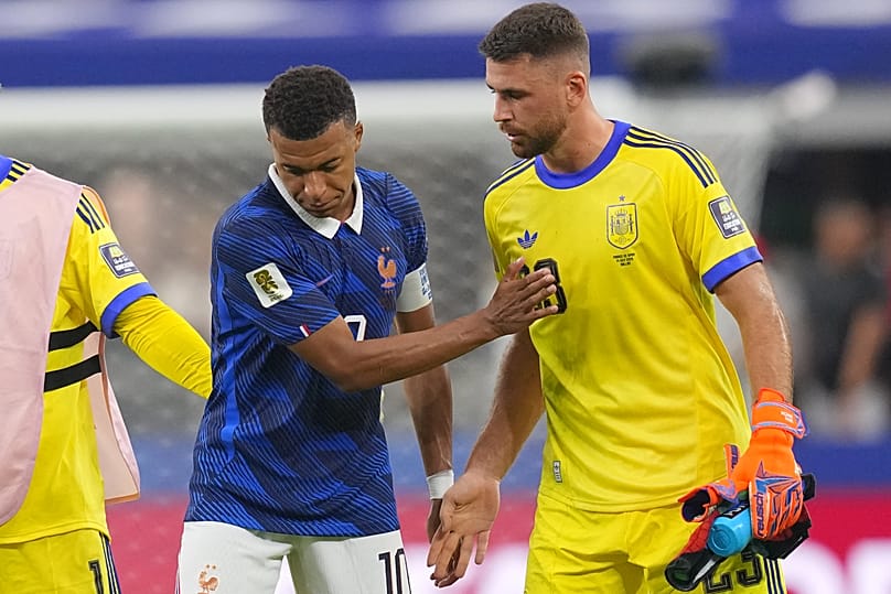 Le gardien espagnol Unai Simón salue Kylian Mbappé après l'élimination de la France par l'Espagne en demi-finale de la Coupe du monde, le 14 juillet 2026.