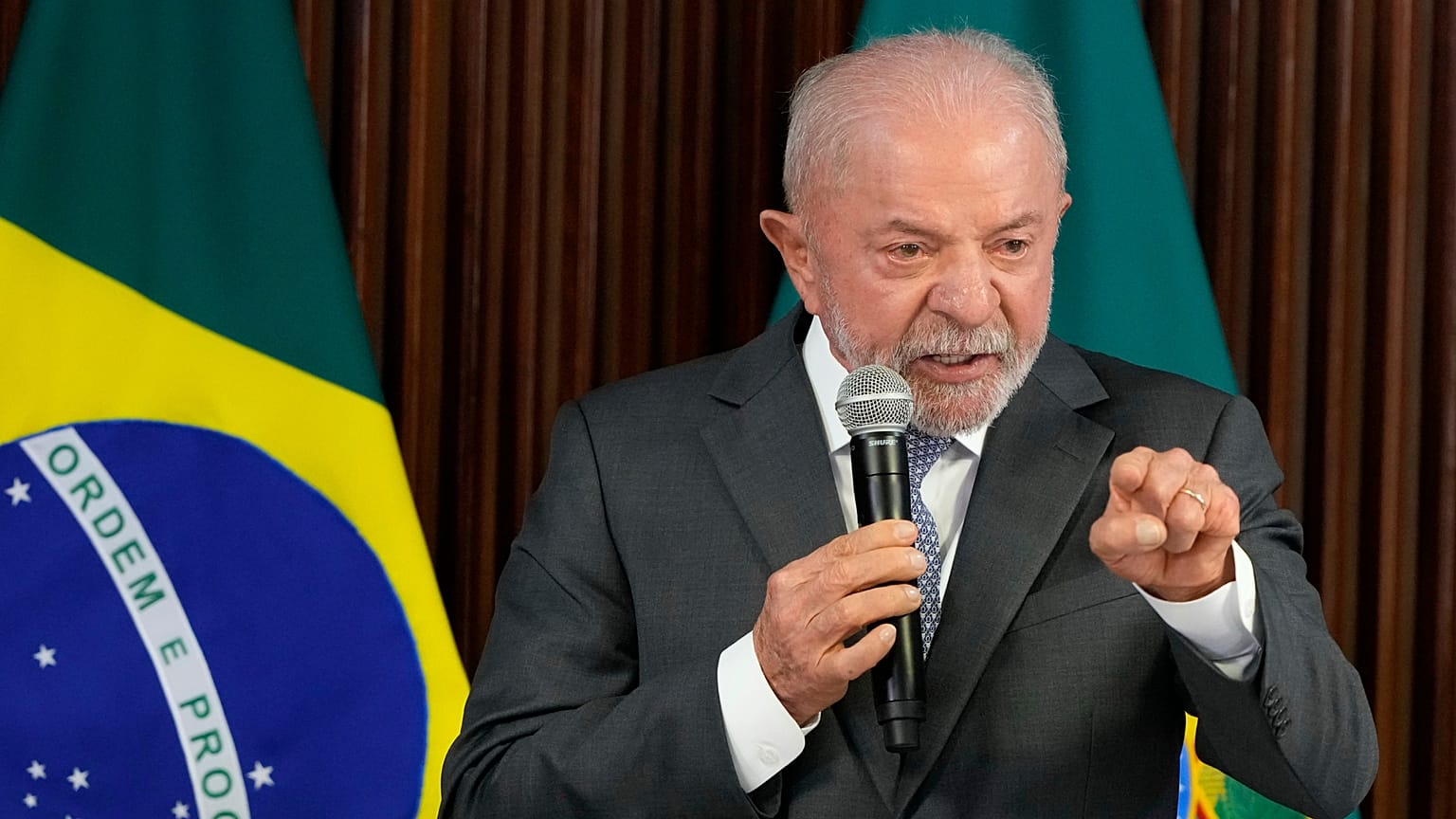 O presidente brasileiro Luiz Inácio Lula da Silva discursa durante uma reunião do Conselho de Ministros no Palácio do Planalto, em Brasília,
