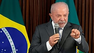 O presidente brasileiro Luiz Inácio Lula da Silva discursa durante uma reunião do Conselho de Ministros no Palácio do Planalto, em Brasília,