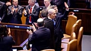 رئيس الوزراء الإسرائيلي بنيامين نتنياهو يصل قبيل إلقاء الرئيس الأمريكي دونالد ترامب كلمة أمام الكنيست يوم الاثنين، 13 أكتوبر 2025.