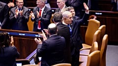 رئيس الوزراء الإسرائيلي بنيامين نتنياهو يصل قبيل إلقاء الرئيس الأمريكي دونالد ترامب كلمة أمام الكنيست يوم الاثنين، 13 أكتوبر 2025.