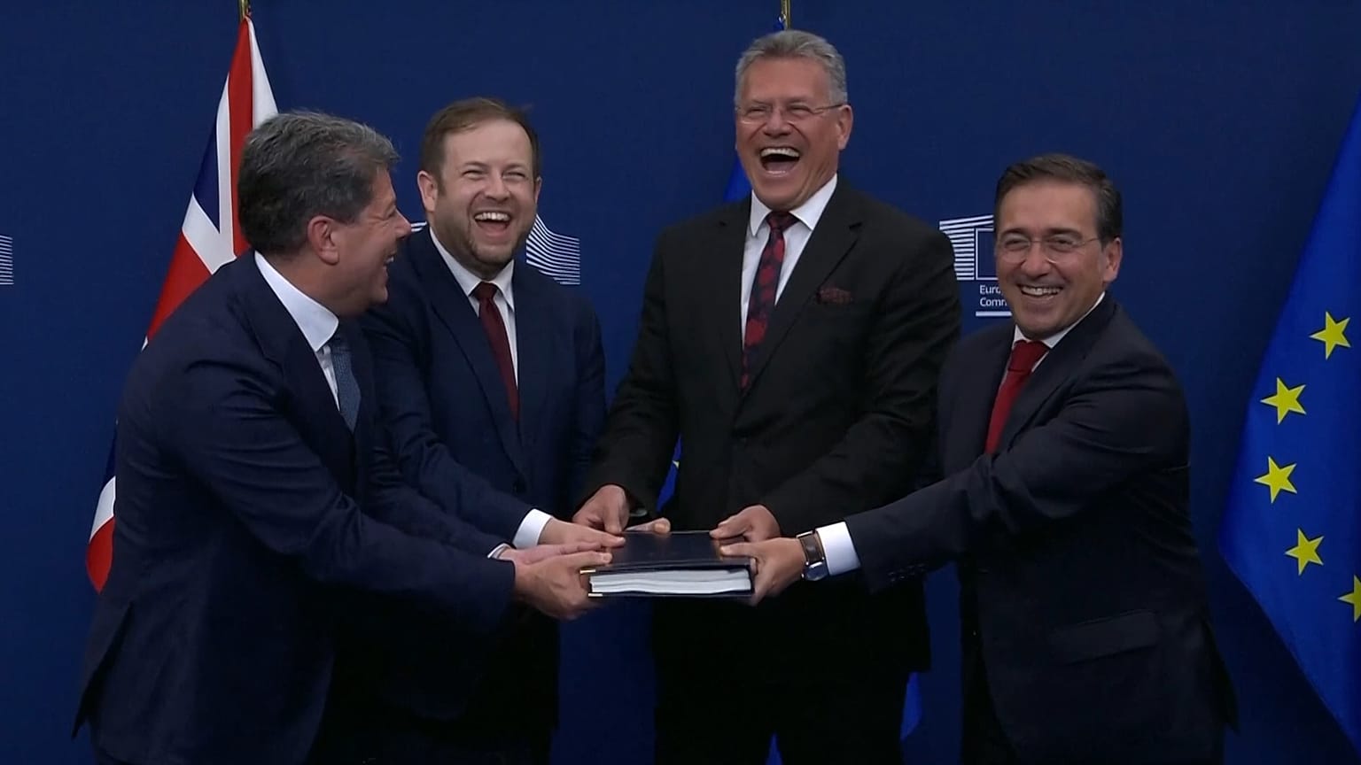De izquierda a derecha, Fabián Picardo (líder de Gibraltar); el secretario de Estado británico para Europa; el comisario europeo de Comercio y el ministro José Manuel Albares