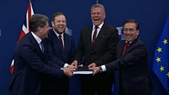 De izquierda a derecha, Fabián Picardo (líder de Gibraltar); el secretario de Estado británico para Europa; el comisario europeo de Comercio y el ministro José Manuel Albares