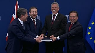 De izquierda a derecha, Fabián Picardo (líder de Gibraltar); el secretario de Estado británico para Europa; el comisario europeo de Comercio y el ministro José Manuel Albares