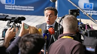El ministro de Asuntos Exteriores, José Manuel Albares, habla con los medios de comunicación en la sede del Consejo Europeo en Luxemburgo, el 21 de abril de 2026.