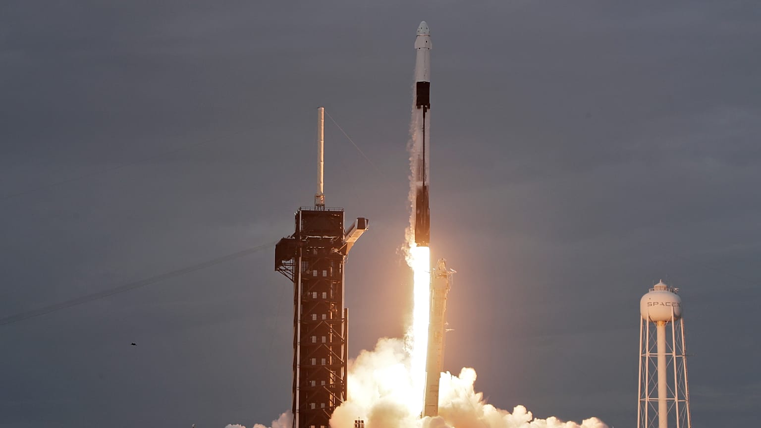 A SpaceX Falcon 9 roketi, Florida'daki Cape Canaveral'de bulunan Kennedy Uzay Merkezi'nin 39-A fırlatma rampasından havalanıyor.