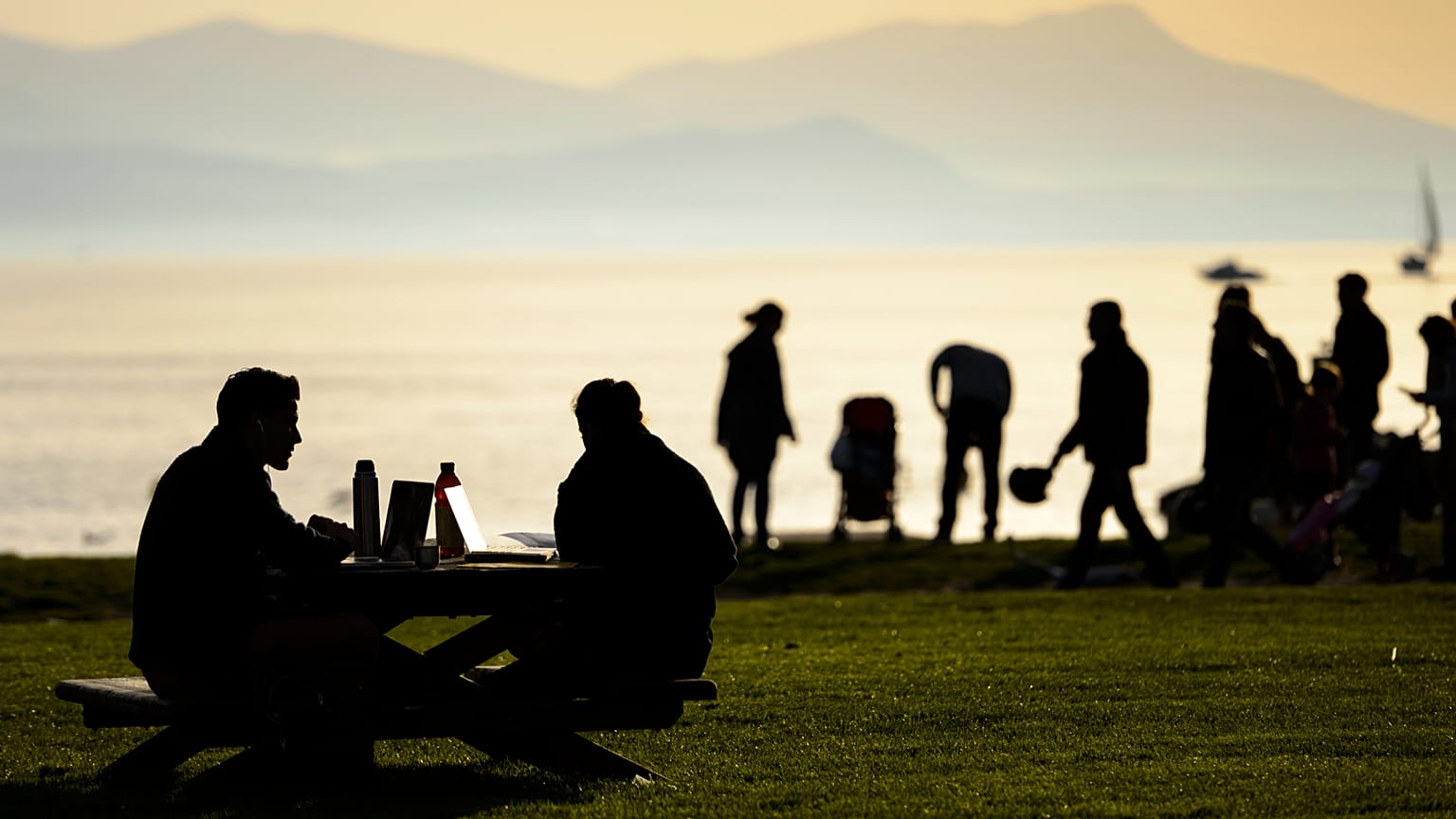 Am Ufer des Genfer See in Lausanne in der Schweiz - Symbolbild für glückliche Menschen im Alpenland