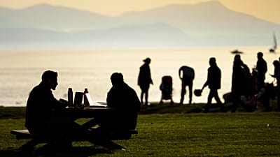 Margem do Lago Genebra, em Lausana, na Suíça: imagem simbólica de pessoas felizes no país alpino
