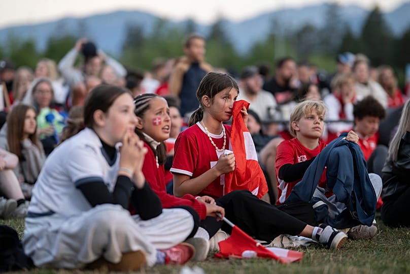 Junge Leute in der Schweiz verfolgen das WM-Spiel gegen Argentinien