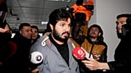ARŞİV - ABD'de İran'a uygulanan yaptırımları ihlal etmekle suçlanan iş insanı Reza Zarrab, İstanbul'da mahkemede medya mensupları tarafından çevrelenmiş halde, 17 Aralık 2013.