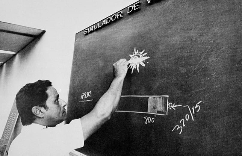 Brazilian commercial airline pilot Gerson Macial de Britto sketches the object he said accompanied his VASP Airlines jet for 1 hour 20 minutes, at a news conference, in 1982.