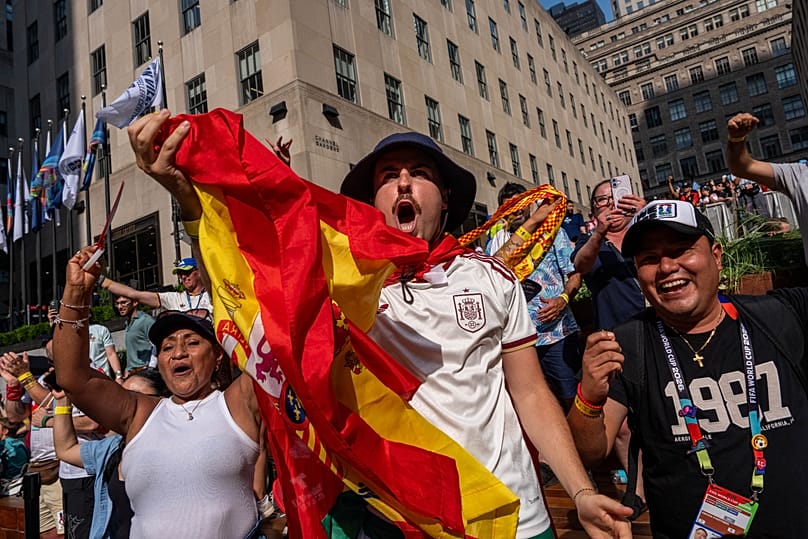 Los aficionados españoles reaccionan tras la victoria de su selección en la semifinal del Mundial entre España y Francia en Rockefeller Center el 14 de julio de 2026.