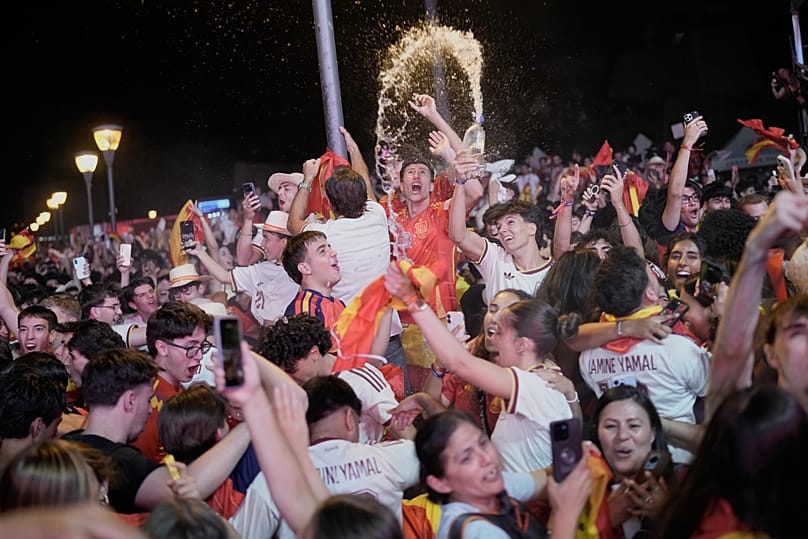 Los aficionados españoles celebran en el centro de Madrid tras derrotar a Francia en la seminfinal de la Copa del Mundo de fútbol de 2026 el 14 de julio.