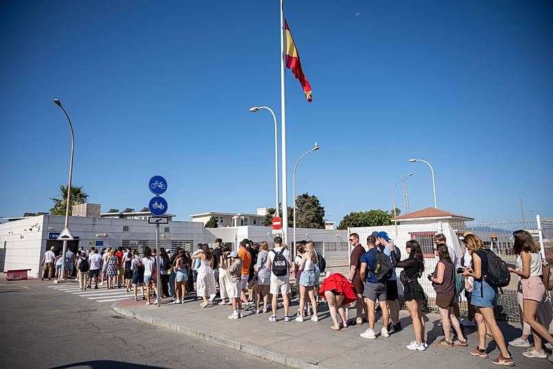 People queue to cross the border between Spain and Gibraltar in La Línea de la Concepción, 6 July, 2026