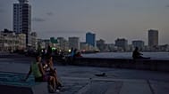 Küba'nın başkenti Havana'da elektrik kesintisi sırasında insanlar, gün batımında Malecon sahilinde /  14 Temmuz 2026 Salı