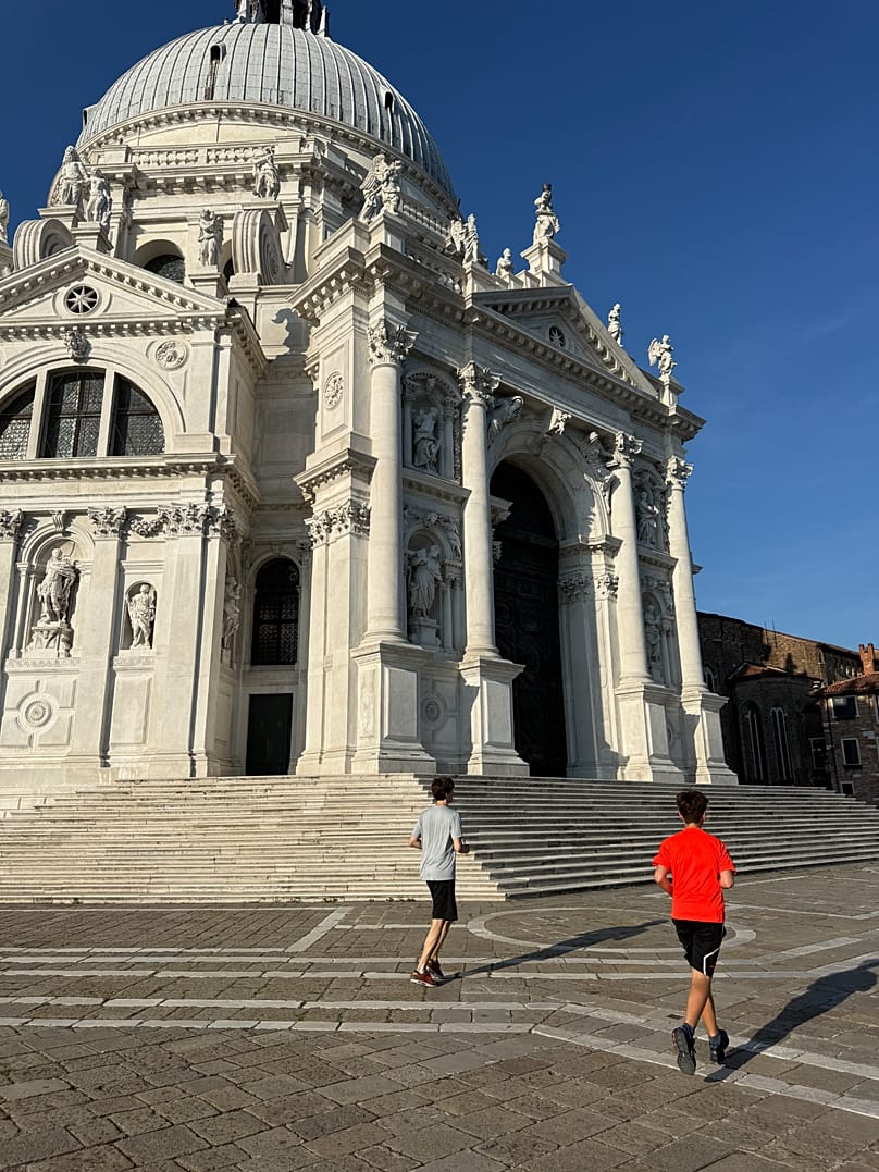 Des coureurs dans les rues de Venise.