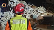 Un miembro de los bomberos de Valencia observa el derrumbe