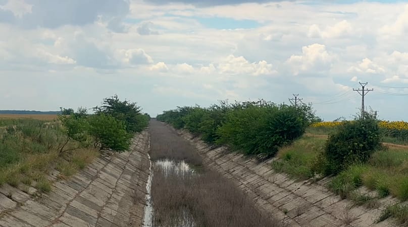 Un canal d'irrigation à sec en Roumanie près du Danube