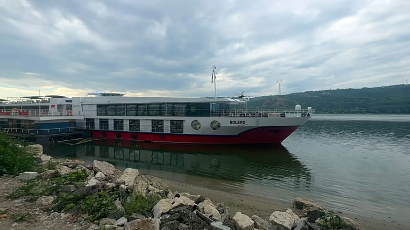 Un des ferrys à quai du fait du manque de débit du Danube