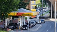 2026. június 22-én, hétfőn járművek sorakoznak egy moszkvai Rosneft benzinkútnál.