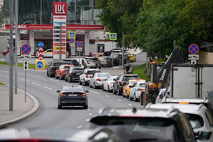 2026. június 29-én, hétfőn autók sorakoznak egy moszkvai Lukoil benzinkútnál.