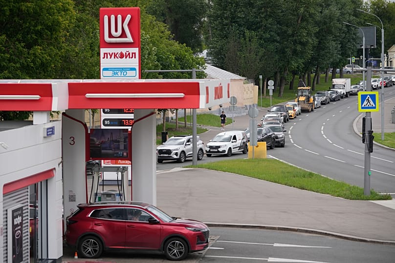 2026. június 29-én, hétfőn autók sorakoznak egy moszkvai Lukoil benzinkútnál.