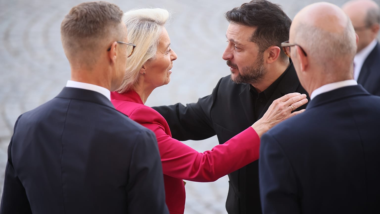 Prezydent Ukrainy Wołodymyr Zełenski oraz przewodnicząca Komisji Europejskiej Ursula von der Leyen podczas parady wojskowej z okazji Dnia Bastylii w Paryżu, 14 lipca 2026 r.