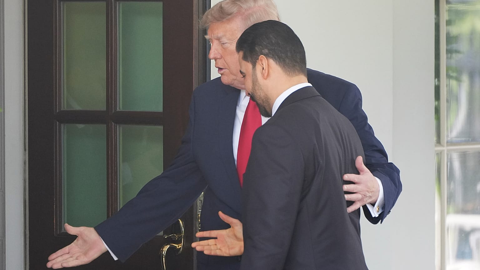 الرئيس دونالد ترامب مع رئيس الوزراء العراقي علي الزيدي أثناء دخولهما البيت الأبيض معًا، الثلاثاء 14 يوليو 2026، في واشنطن.(صورة AP/أليكس براندون)