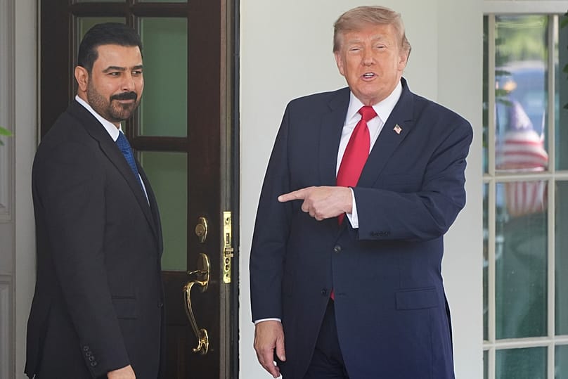 الرئيس دونالد ترامب، يشير أثناء تحيته لرئيس الوزراء العراقي علي الزيدي في البيت الأبيض، الثلاثاء 14 يوليو 2026، في واشنطن.(صورة AP/أليكس براندون)