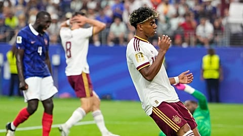 Spain's Lamine Yamal controls the ball during a World Cup semifinal match against France in Arlington, 14 July, 2026