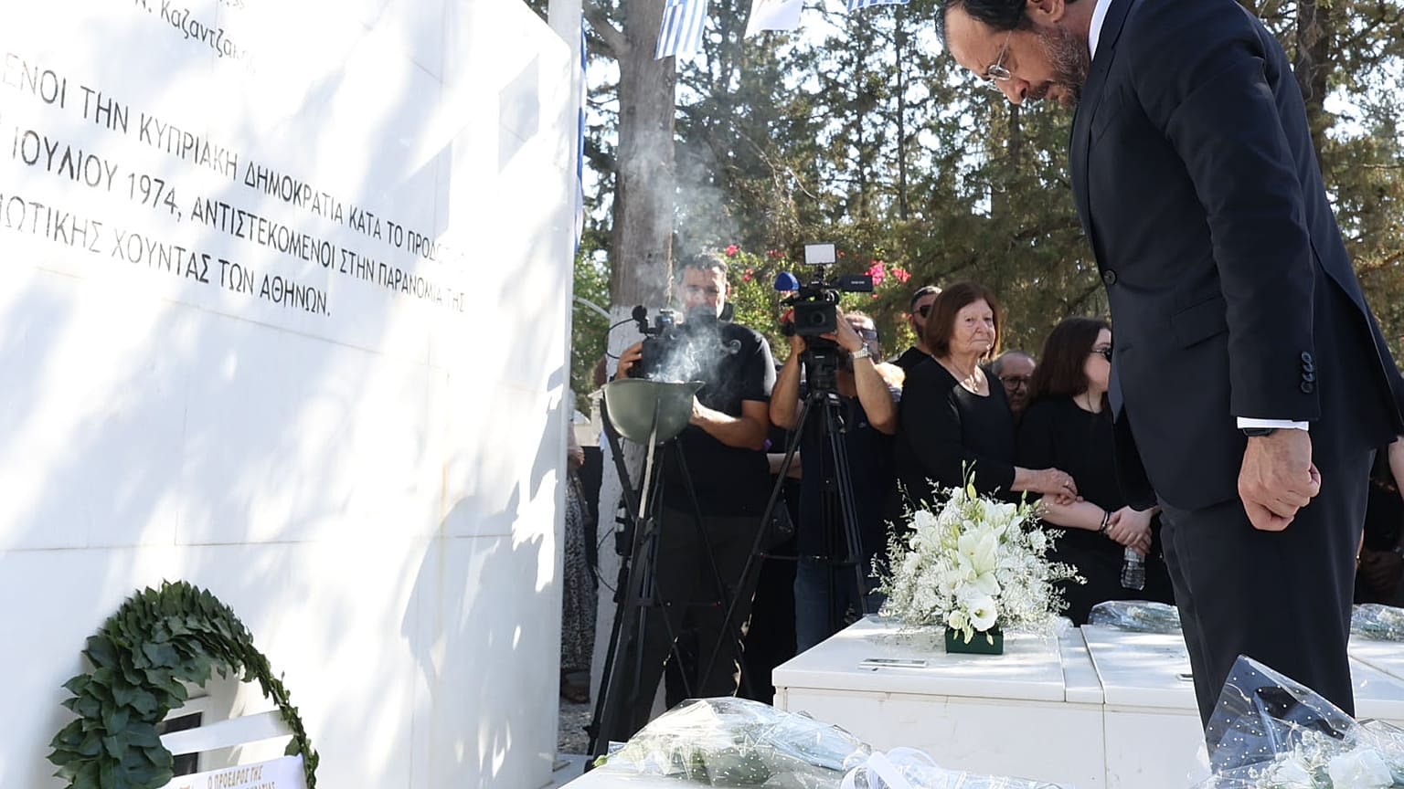 Ο Νίκος Χριστοδουλίδης στο μηνμόσυνη των πεσόντων του πραξικοπήματος στην Κύπρο