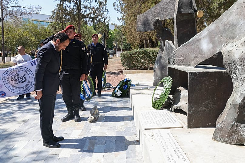 Κατάθεση στεφάνου στη μνήμη των πεσόντων του πραξικοπήματος στην Κύπρο