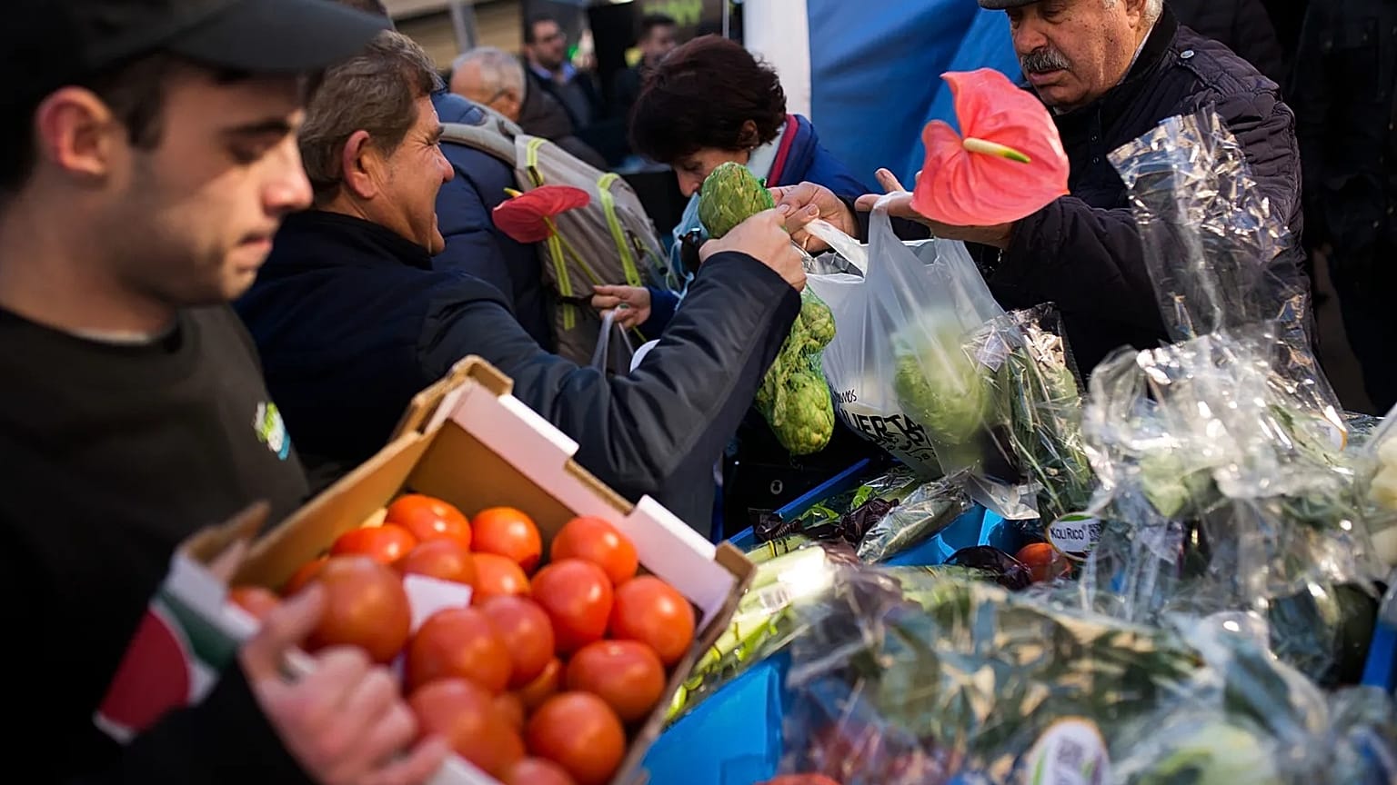 Foto de archivo. Los agricultores reparten fruta y verdura a los transeúntes durante una protesta en la plaza del Callao de Madrid, el miércoles 7 de marzo de 2018.