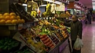 Foto de archivo Un hombre paga en una frutería del mercado de Mostenses, en Madrid, el miércoles 14 de marzo de 2018. 