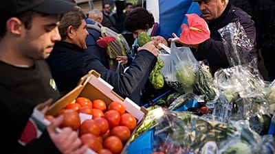 Foto de archivo. Los agricultores reparten fruta y verdura a los transeúntes durante una protesta en la plaza del Callao de Madrid, el miércoles 7 de marzo de 2018.
