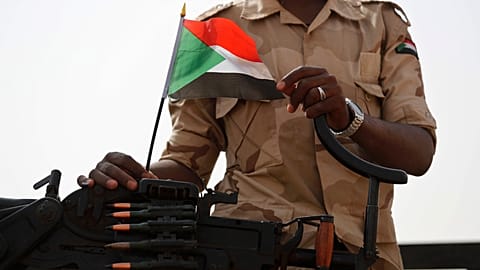 عنصر من قوات الدعم السريع يقف فوق مركبته في ولاية شرق النيل بالسودان، 22 يونيو 2019.