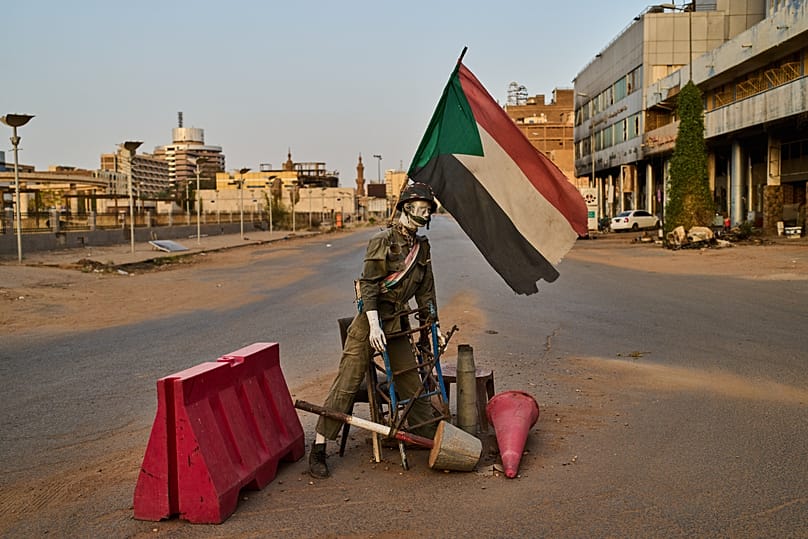 دُمية بلباس عسكري عند نقطة تفتيش مهجورة في وسط الخرطوم، السودان، 19 أبريل 2026.