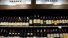 Vinhos franceses numa loja Fine Wine & Good Spirits em Flourtown, Pensilvânia.