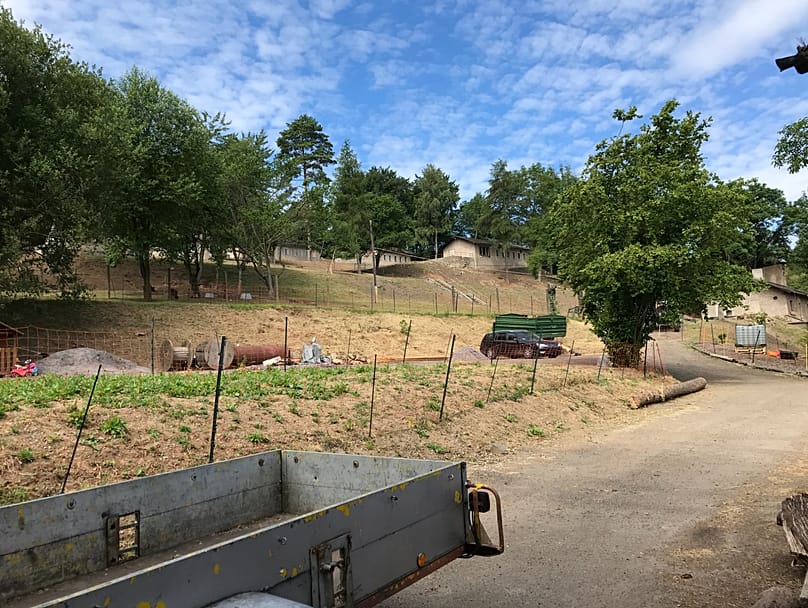 Zwischen Zäunen und Brachflächen: Das ehemalige Jugenddorf in Kamsdorf wartet seit Jahren auf eine neue Nutzung.