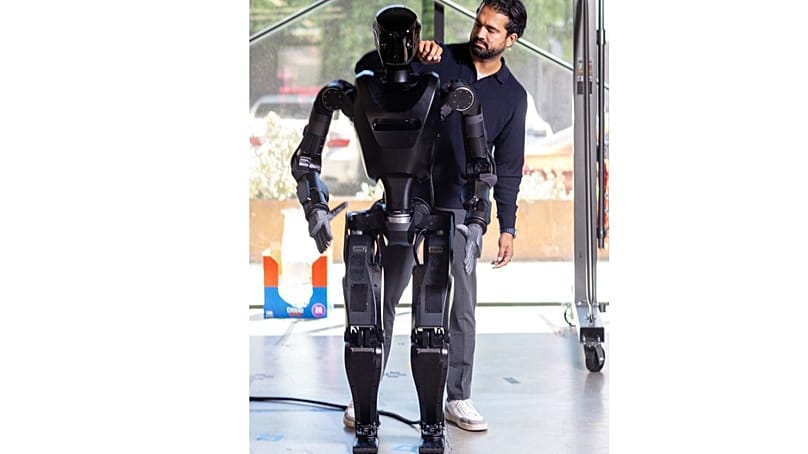 Foundation Future Industries CEO'su ve insansı robot