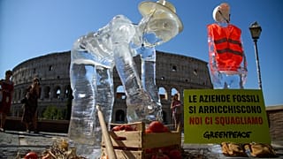 Una estatua de hielo que representa a un agricultor, uno de los trabajadores más expuestos al aumento de las temperaturas, se derrite frente al antiguo Coliseo de Roma
