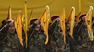عناصر من حزب الله يرفعون رايات الحزب خلال تشييع قيادي ومقاتلين في الضاحية الجنوبية لبيروت، في 24 نوفمبر 2025.