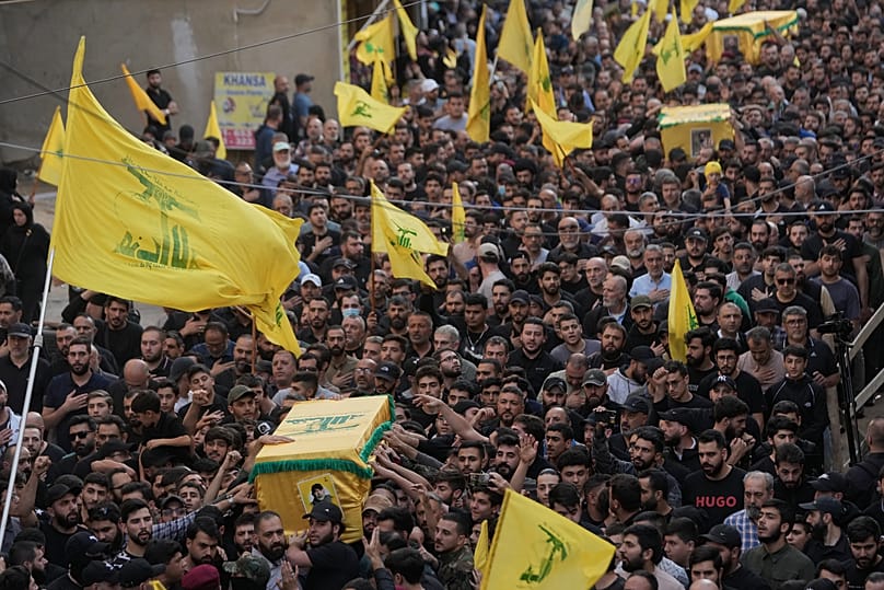 أنصار حزب الله يحملون نعوش قيادي ومقاتلين في الحزب خلال تشييعهم في الضاحية الجنوبية لبيروت، في 24 نوفمبر 2025.