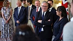 Keir Starmer brit miniszterelnök olyan emberekkel találkozik a londoni Downing Street 10-ben, akik a Munkáspárt-kormány intézkedéseiből profitáltak, 2026. július 15-én.
