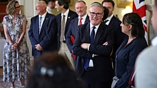 Primeiro-ministro britânico, Keir Starmer, reúne-se com pessoas que beneficiaram das políticas do governo trabalhista, Londres, a 15 de julho de 2026.