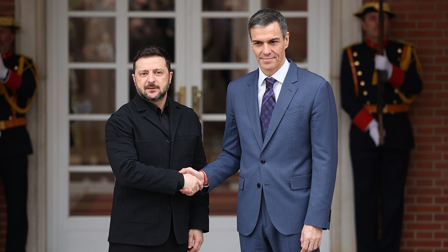 Volodímir Zelenski, a la izquierda, y Pedro Sánchez posan para una foto en Madrid, España, el miércoles 18 de marzo de 2026.