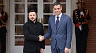 Volodímir Zelenski, a la izquierda, y Pedro Sánchez posan para una foto en Madrid, España, el miércoles 18 de marzo de 2026.